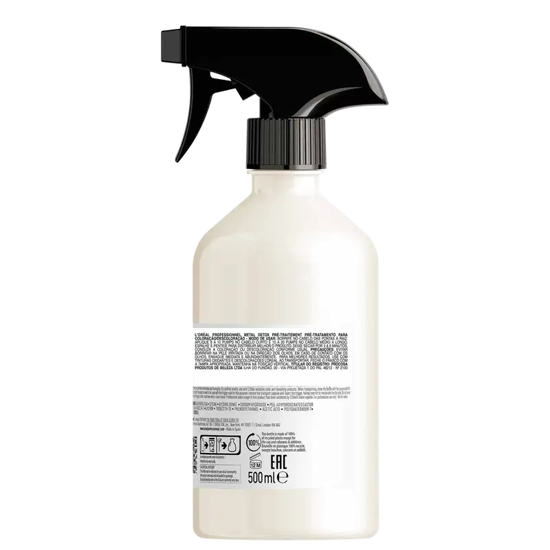 Frasco de spray branco da L'Oréal Professionnel Paris, com rótulo preto e branco, contendo o produto "Metal Detox" com tecnologia patenteada. O frasco possui um gatilho preto para aplicação.