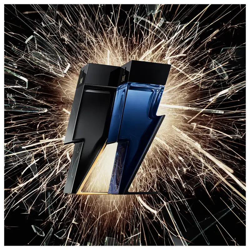 Frasco de perfume Carolina Herrera de design moderno e elegante, com corpo retangular de vidro azul escuro e tampa preta. O rótulo exibe a marca em letras douradas.