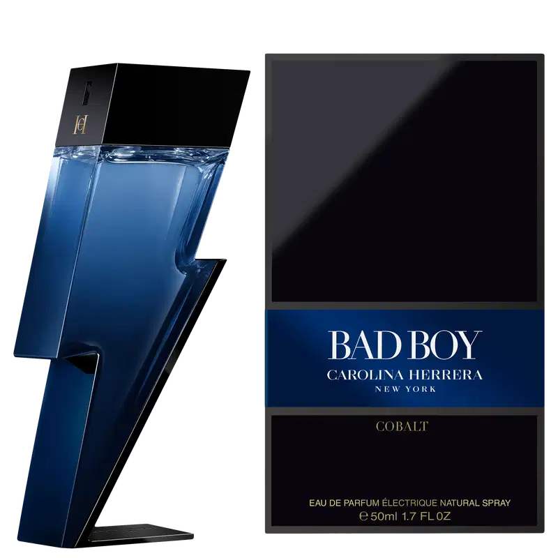 Frasco de perfume Carolina Herrera Bad Boy Cobalt, com design moderno e elegante em tons de azul e preto. Rótulo com o nome da fragrância e informações do produto.