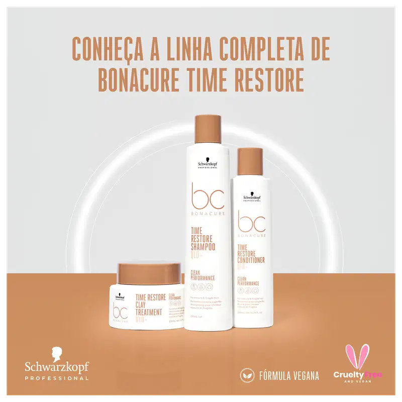 A imagem apresenta a linha de produtos, com shampoo, condicionador e máscara. Todos em embalagens brancas com detalhes marrom claro.