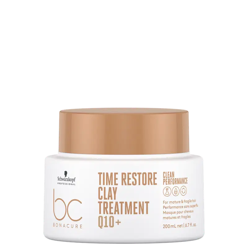 A imagem traz a máscara que vem em um pote branco com tampa bege de 200ml. Na embalagem, está escrito "Time Restore Clay Treatment Q10+" em letras marrons. Também está mencionado "Clean Performance".