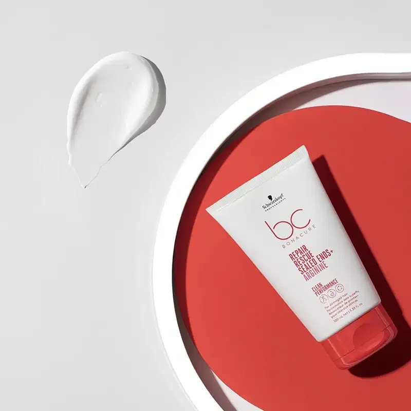 Embalagem do produto sobre uma superfície plana nas cores da linha, vermelho e branco.