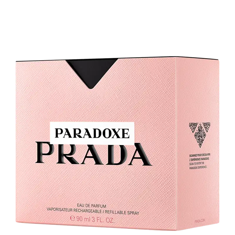 Frasco de perfume Prada com design triangular em vidro transparente, contendo líquido de cor rosa clara. O rótulo preto destaca o nome da marca "PRADA" em letras brancas.