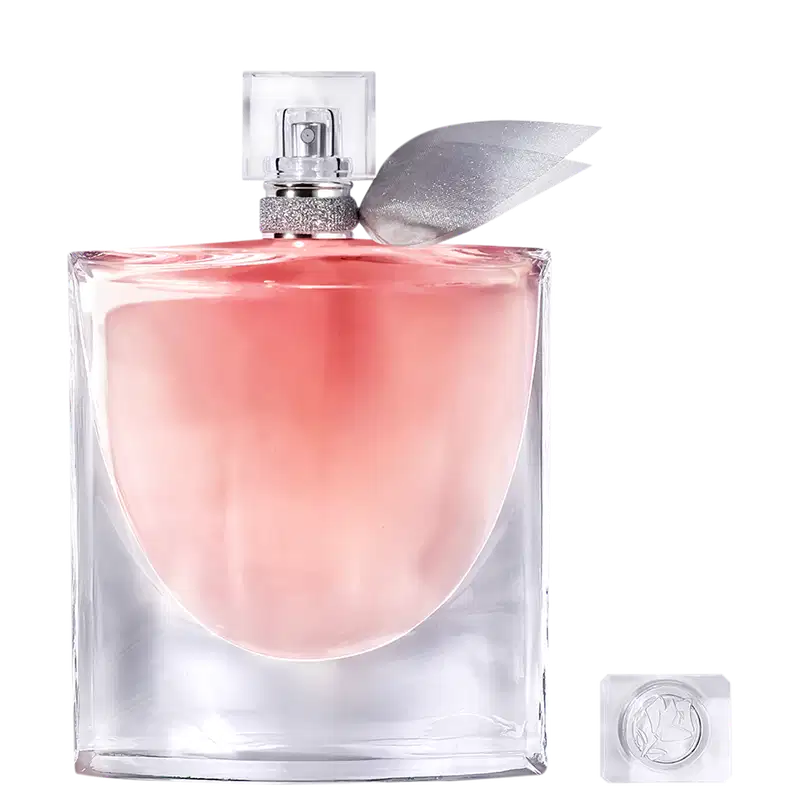 Frasco de perfume Lancôme com tampa prateada e decoração brilhante, contendo um líquido rosa claro. A embalagem é transparente, permitindo visualizar o conteúdo.