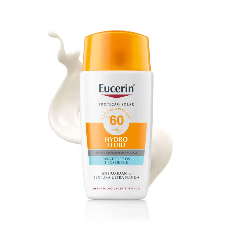 Frasco branco com tampa laranja da marca Eucerin, contendo um fluido de textura leve e brilhante, com superfície lisa e transparente, sugerindo um produto de proteção solar.