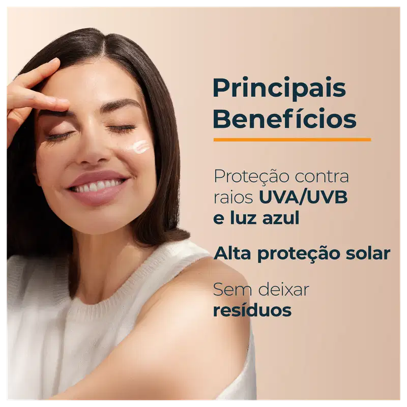 Mulher sorrindo com produto de proteção solar em embalagem branca com texto "Principais Benefícios: Proteção contra raios UVA/UVB e luz azul, alta proteção solar, sem deixar resíduos".