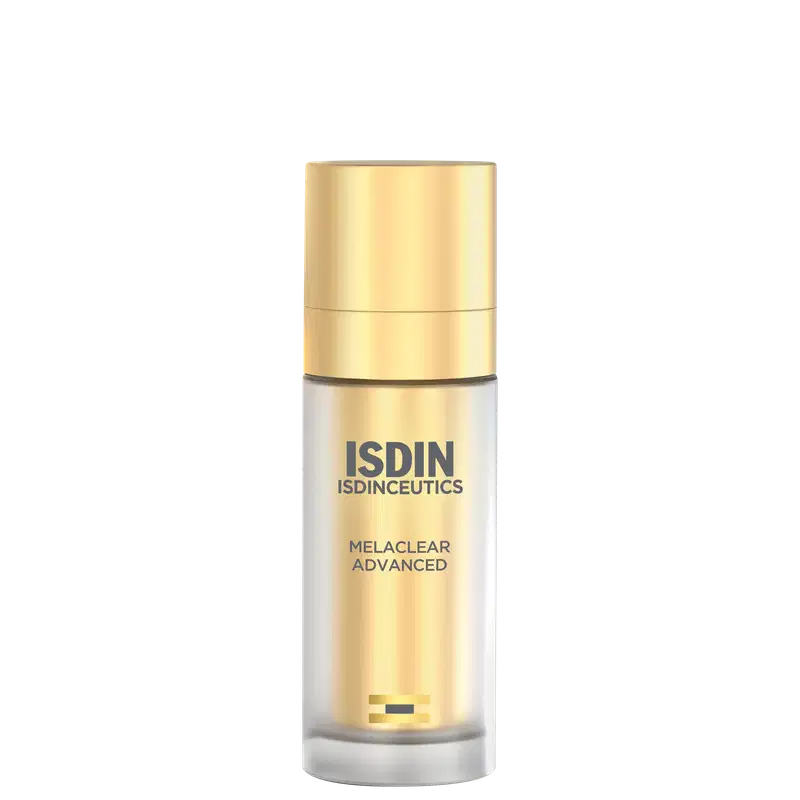 Frasco de produto de beleza da marca ISDIN, com embalagem dourada e branca, contendo a inscrição "MELACLEAR ADVANCED". O produto apresenta um design elegante e minimalista.