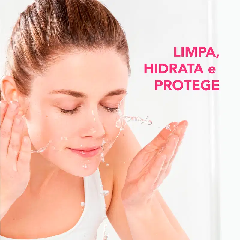 Mulher com rosto molhado aplicando produto de cuidados para pele, com texto "LIMPA, HIDRATA e PROTEGE" visível.