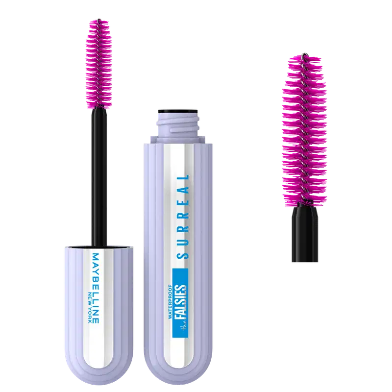 Dois tubos de máscara de cílios da Maybelline, um com escova rosa e outro com escova preta, embalados em caixa branca com rótulo azul "Surreal" e "Falsies".