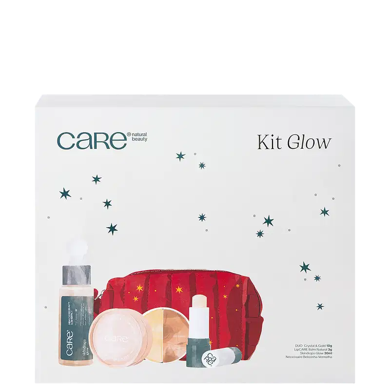 A imagem mostra a caixa no detalhe. Ela é branca e traz a imagem dos produtos que vem no Kit estampada na frente. Na parte de cima está a marca e o nome do Kit em um tom verde.