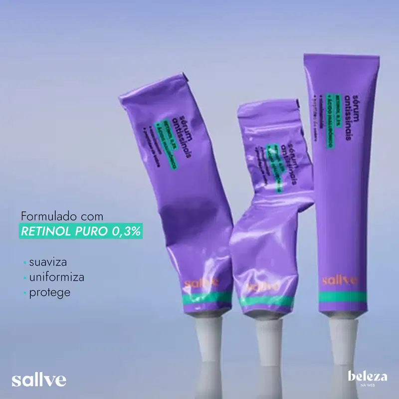 Três tubos de creme cosmético de cor roxa com rótulos verdes e brancos. Os tubos contêm informações sobre o ingrediente retinol puro 0,3% e seus benefícios de suavizar, uniformizar e proteger a pele. A embalagem exibe a marca Sallve em fundo branco.