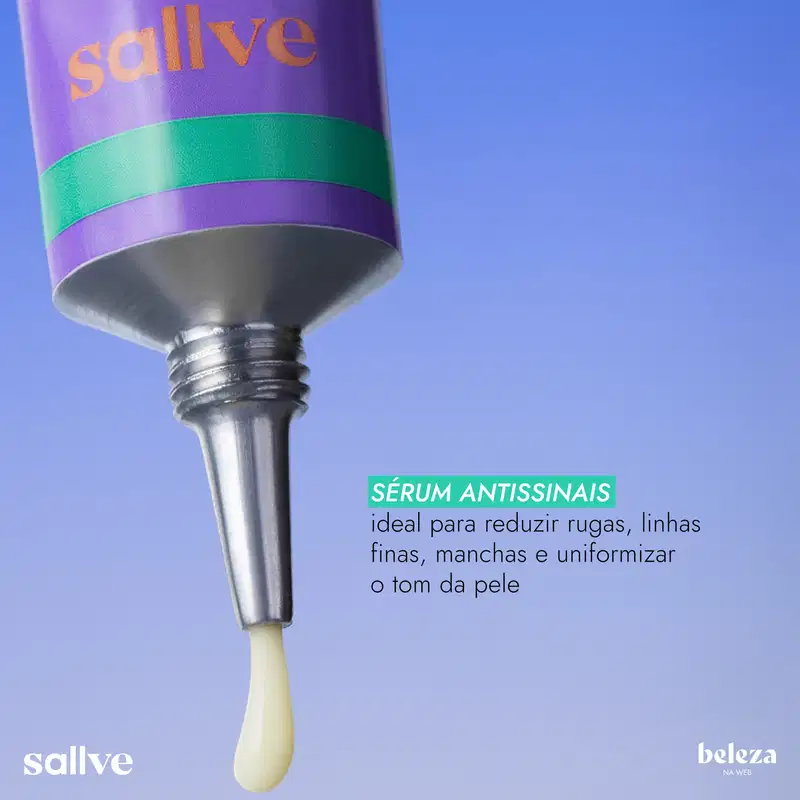 Recipiente de produto de beleza da marca Sallve, com rótulo em tons de roxo e verde, contendo um sérum antirrugas. O produto é apresentado em um fundo azul, com texto descrevendo suas propriedades de uniformizar a pele e reduzir rugas e linhas finas.