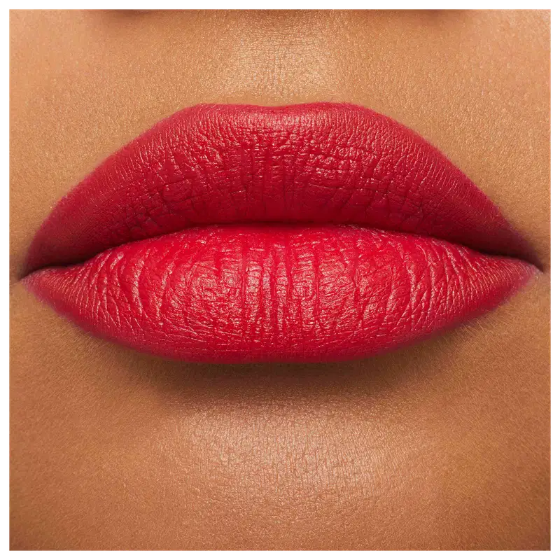 Lábios coloridos com o batom. Um produto de maquiagem labial de alta qualidade e pigmentação rica, projetado para realçar e destacar os lábios.