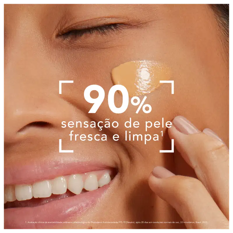 Imagem mostra uma mão aplicando um produto em uma pele com texto "90% sensação de pele fresca e limpa" e logotipo da marca Bioderma.