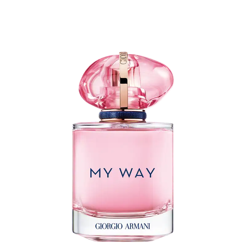 Perfume feminino em frasco transparente de vidro com líquido rosa claro. Na parte frontal do frasco está escrito "MY WAY" em letras azuis, e abaixo "GIORGIO ARMANI" em letras menores. A tampa possui detalhes em dourado e uma fita azul marinho na base.