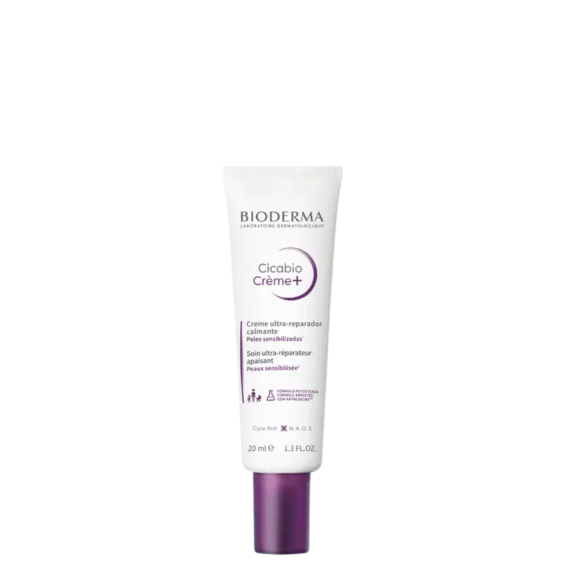 Tubo de creme Cicabio Creme+ da marca Bioderma, com embalagem branca e roxa, contendo 20 ml do produto. O rótulo indica que se trata de um creme ultra-reparador calmante para peles sensibilizadas.