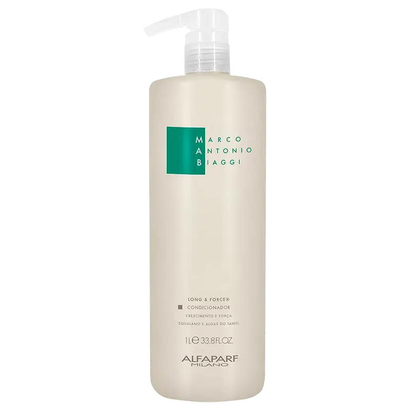 A imagem mostra O Condicionador Long & Force 1 litro da marca MAB Marco Antônio de Biaggi by Alfaparf Milano, um frasco de plástico branco com dosador e com detalhes em verde. Lista os benefícios de crescimento e força e ativos Squalano e Algas do Taiti.