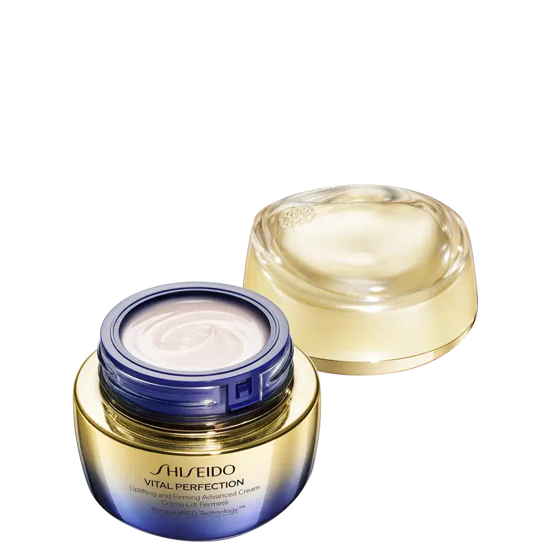 Creme antirrugas da linha Vital Perfection da Shiseido. O frasco exibe o logotipo e nome do produto "Vital Perfection Uplifting and Firming Advanced Cream" da Shiseido, além de informações técnicas.
