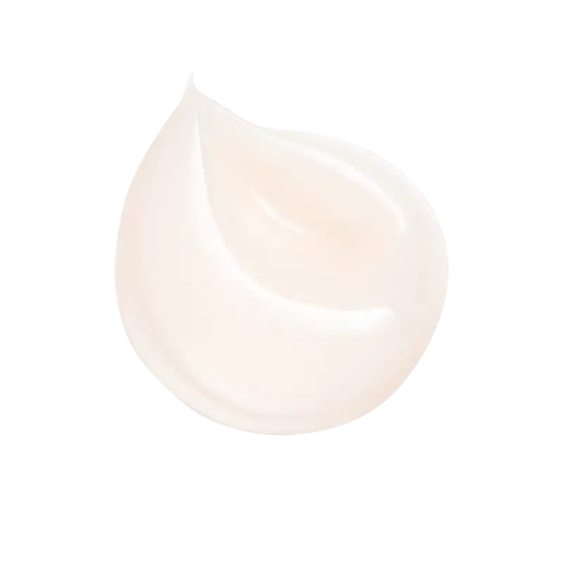 Na imagem, o creme facial está depositado em uma superfície branca, a fim de evidenciar a sua textura cremosa e viçosa.