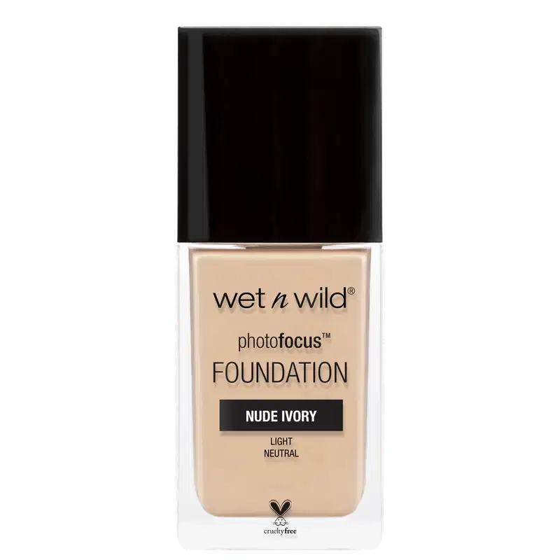 A imagem mostra uma embalagem de base líquida da marca Wet n Wild. É o produto PhotoFocus Foundation. A embalagem é um frasco retangular com o rótulo frontal que exibe o nome do produto e a marca.