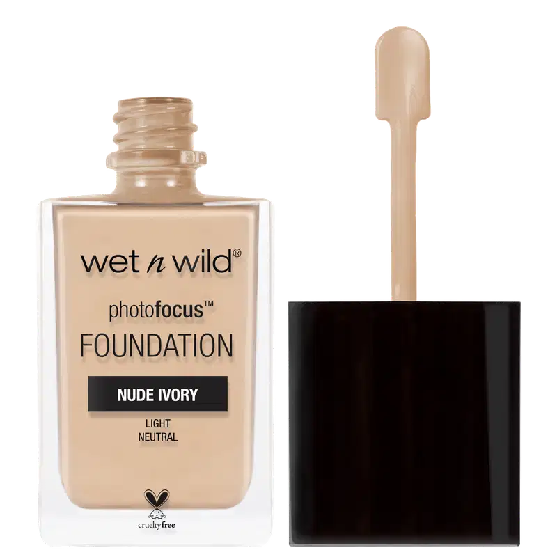 A imagem mostra dois produtos de maquiagem da marca Wet n Wild. O primeiro é uma base líquida chamada "Photofocus Foundation". O outro é a sua tampa, que possui uma pequena espátula para facilitar a aplicação do conteúdo.