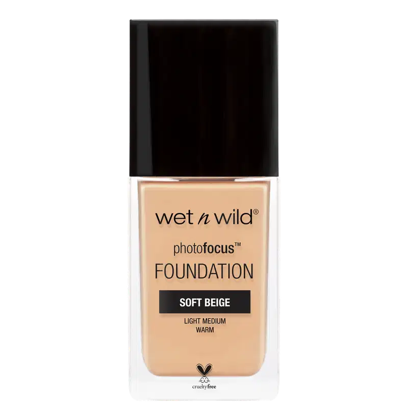 A imagem mostra uma embalagem de base líquida da marca Wet n Wild. É o produto PhotoFocus Foundation. A embalagem é um frasco retangular com o rótulo frontal que exibe o nome do produto e a marca.