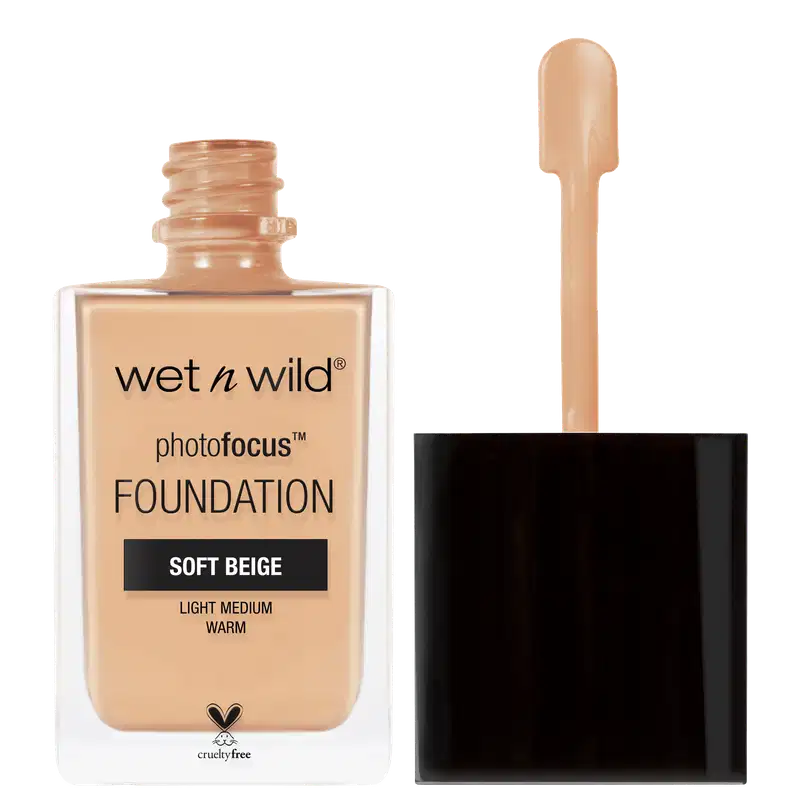 A imagem mostra dois produtos de maquiagem da marca Wet n Wild. O primeiro é uma base líquida chamada "Photofocus Foundation". O outro é a sua tampa, que possui uma pequena espátula para facilitar a aplicação do conteúdo.