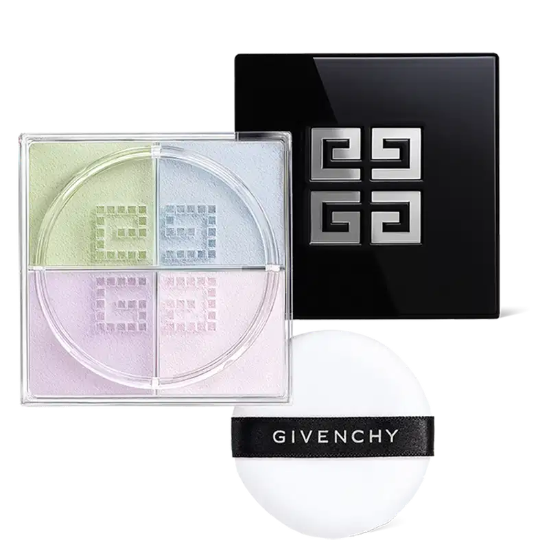 A imagem mostra os elementos da embalagem do pó solto. Tem a paleta quadrada com pó nas cores verde, azul, lilás e rosa. A tampa preta com o logotipo da Givenchy. Há também a esponja de aplicar, é branca e redonda com o nome "Givenchy" impresso.