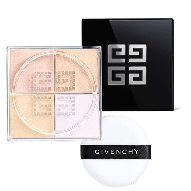 A imagem mostra os elementos da embalagem do pó solto. Tem a paleta quadrada com pó nas cores nudes, amarelados e branco. A tampa preta com o logotipo da Givenchy. Há também a esponja de aplicar, é branca e redonda com o nome "Givenchy" impresso.