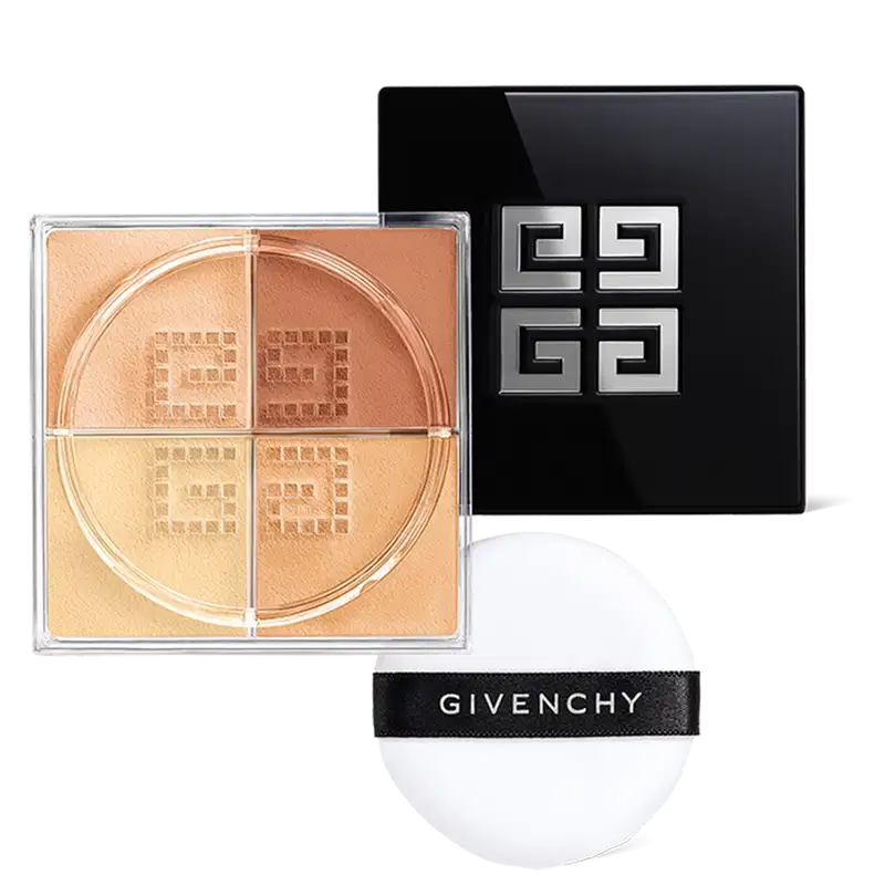 A imagem mostra os elementos da embalagem do pó solto. Tem a paleta quadrada com pó nas cores ocre e laranja. A tampa preta com o logotipo da Givenchy. Há também a esponja de aplicar, é branca e redonda com o nome "Givenchy" impresso.