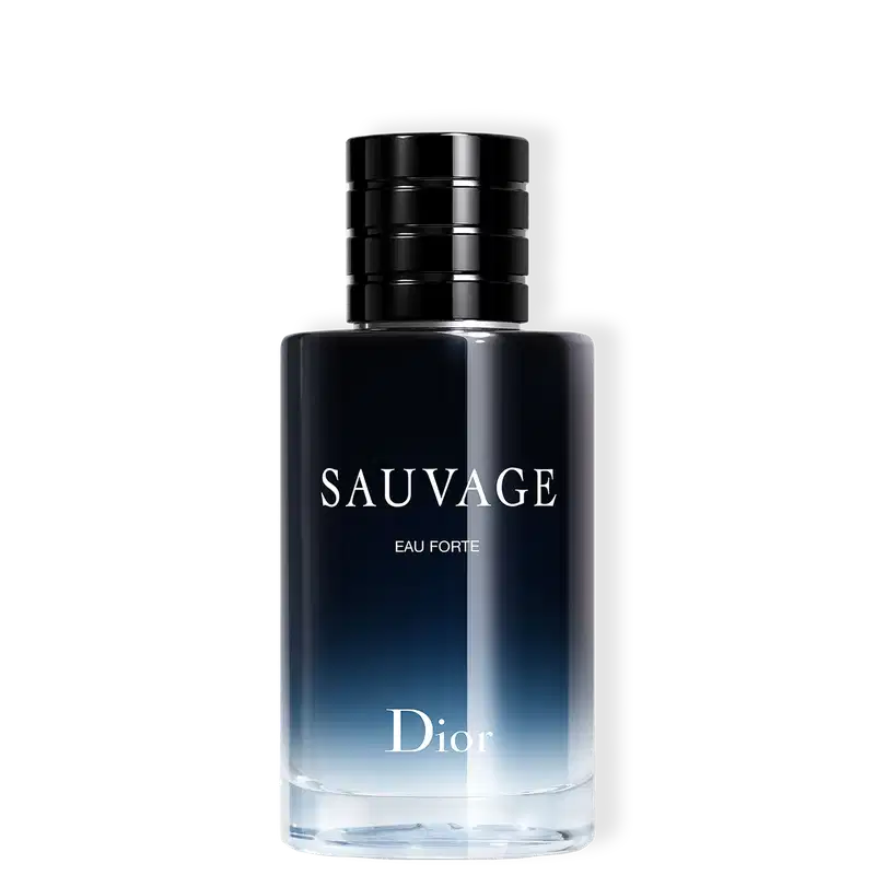 A imagem mostra um frasco do perfume Sauvage Eau Forte. O frasco tem um design elegante e moderno, com uma silhueta cilíndrica e linhas retas. O corpo do frasco é feito de vidro escuro que se degrada do preto para um azul profundo na parte inferior.