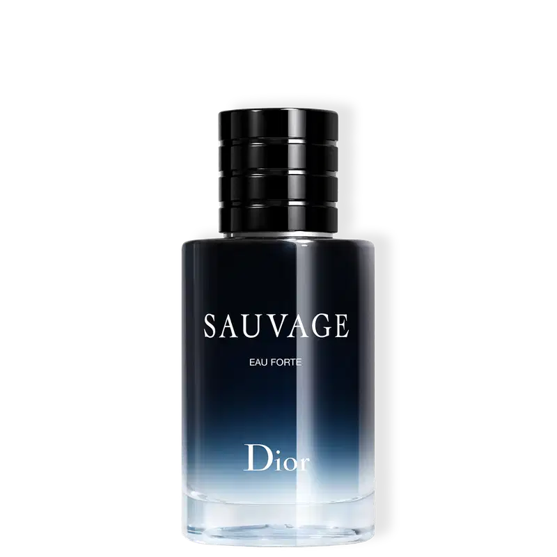 A imagem mostra um frasco do perfume Sauvage Eau Forte. O frasco tem um design elegante e moderno, com uma silhueta cilíndrica e linhas retas. O corpo do frasco é feito de vidro escuro que se degrada do preto para um azul profundo na parte inferior.