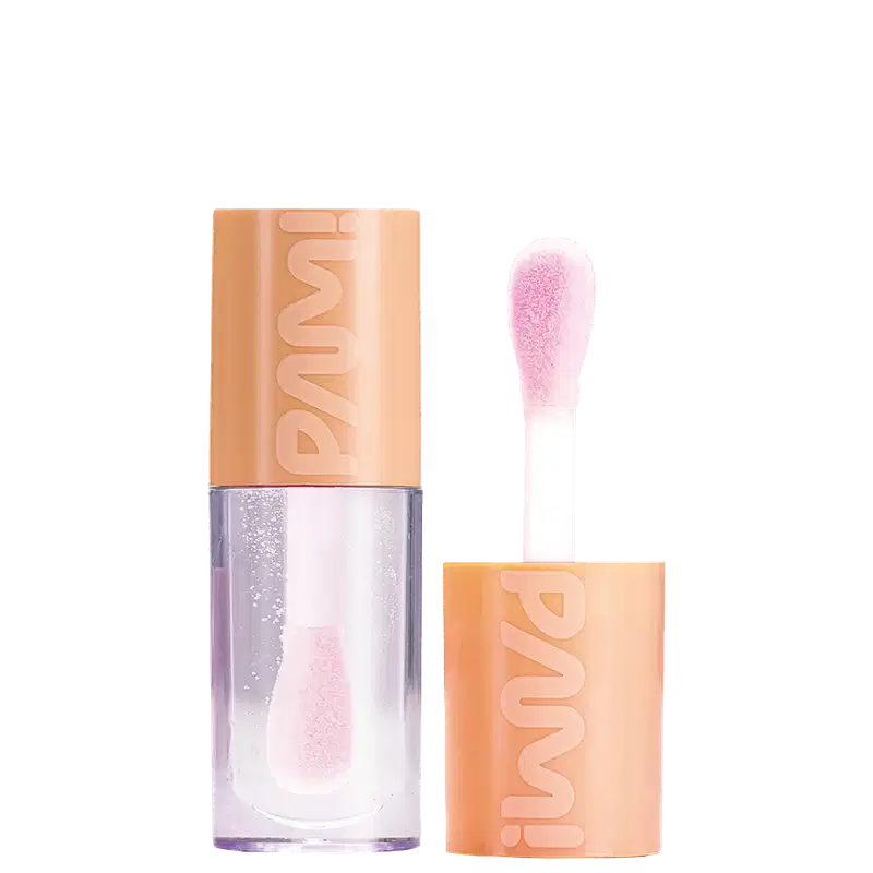 A imagem mostra o lip oil de PAM by Pamella Smart Girl. Sua embalagem é transparente contendo um líquido com brilhos prateados e rosados. Ao seu lado tem o aplicador com tampa cilíndrica laranja e logotipo "PAM!" em relevo.