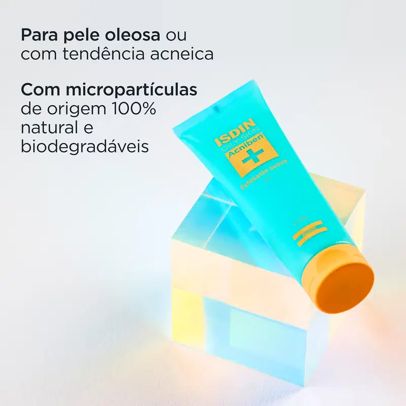 A embalagem é um tubo plástico azul claro com detalhes em laranja e bege. O rótulo indica que é um produto para pele oleosa ou com tendência acneica, contendo micropartículas de origem 100% natural e biodegradáveis.