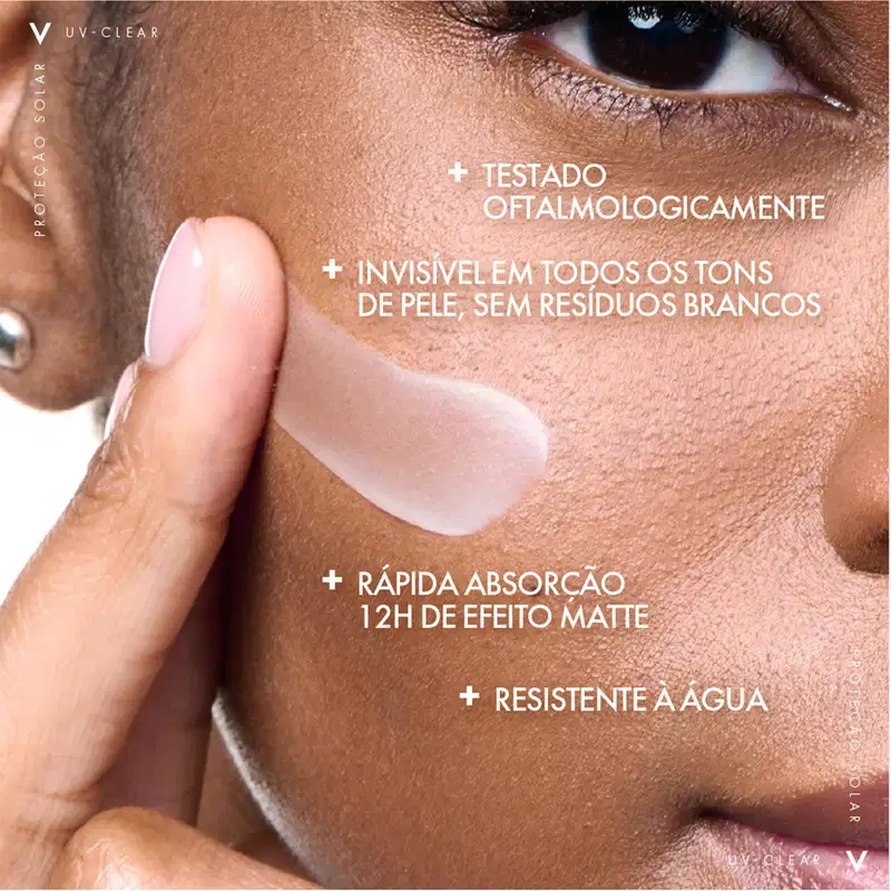 Imagem de uma modelo aplicando o produto na pele.