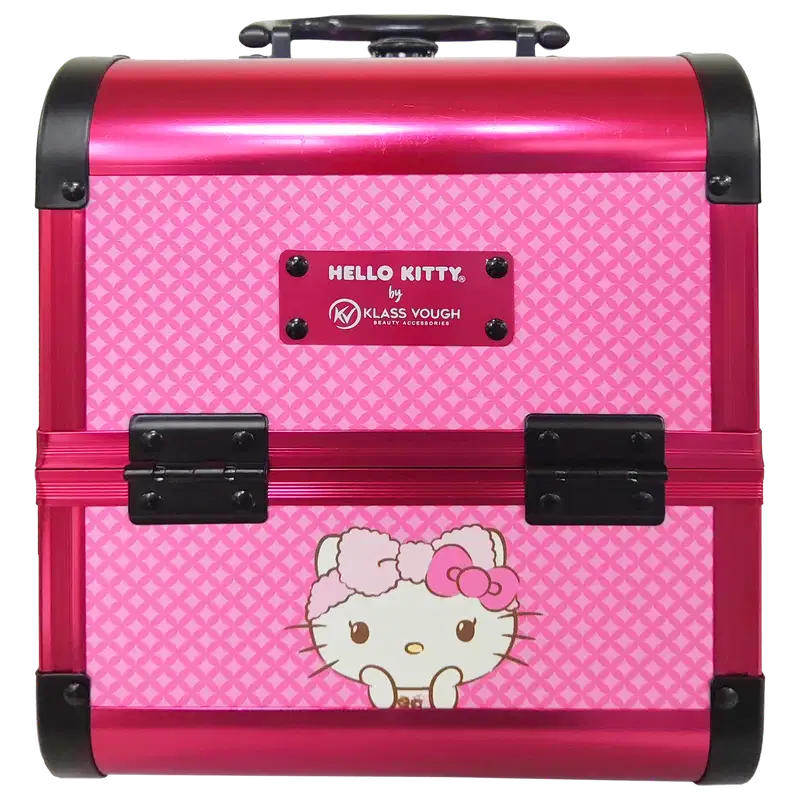 A foto mostra uma maleta rígida rosa metálica com alça e detalhes pretos. Estampa de fundo branco com padrão de ícones rosa da Hello Kitty e acessórios. Imagem grande da Hello Kitty no centro da parte inferior e placa de metal rosa com o logo da marca.