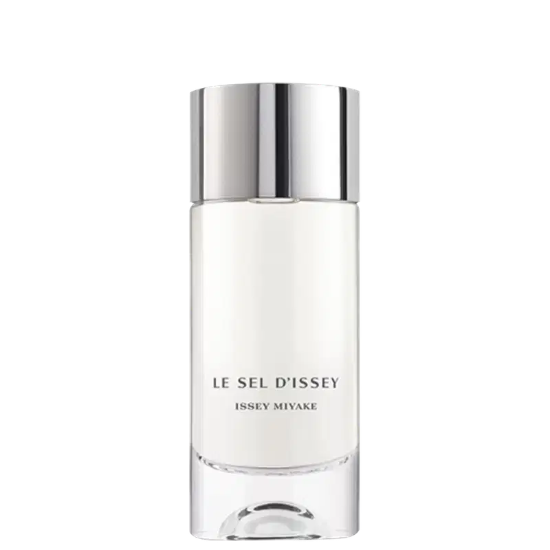 Perfume em frasco cilíndrico transparente com tampa prateada. A embalagem é minimalista, com o nome do produto "Le Sel d'Issey" e a marca "Issey Miyake" impressos em letras pretas na parte frontal do frasco. O líquido dentro é incolor e transparente.