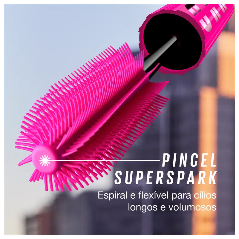 Zoom no aplicador do rímel cuja escova espiral tem filamentos finos e densos. A embalagem apresenta o nome do produto "Pincel Superspark" e a frase "Espiral e flexível para cílios longos e volumosos" em texto branco sobre fundo escuro.