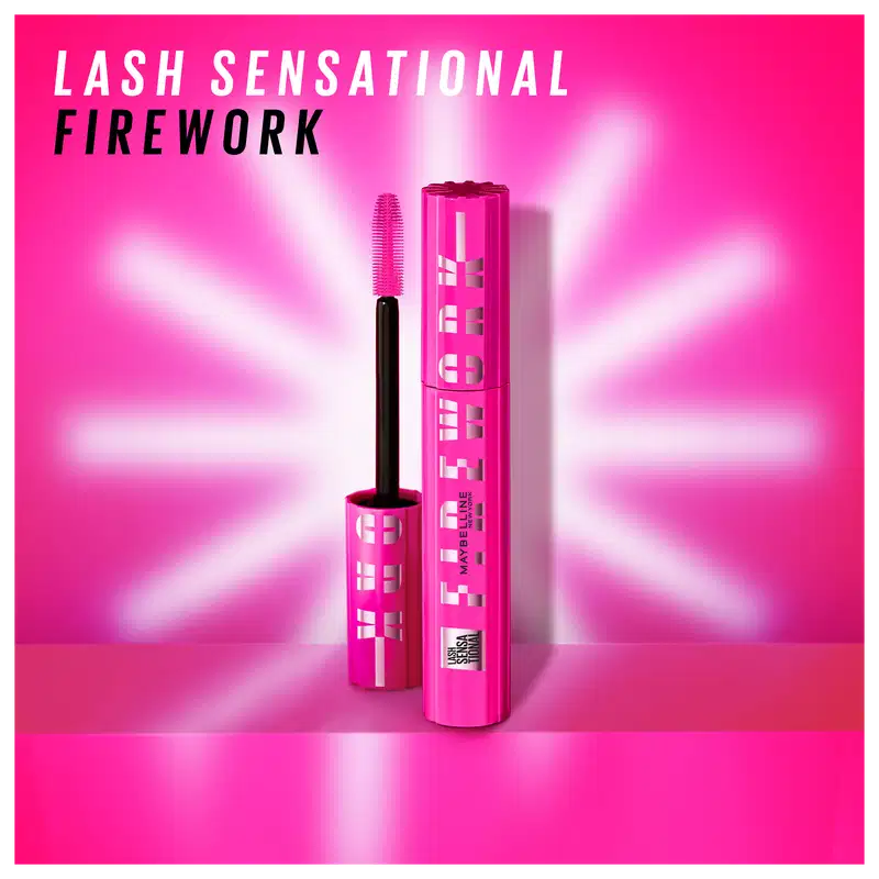 A embalagem tem um design moderno e chamativo, com um fundo rosa brilhante e raios de luz estilizados irradiando do centro, criando um efeito visual impactante. O texto "Lash Sensational Firework" está escrito em letras pretas.
