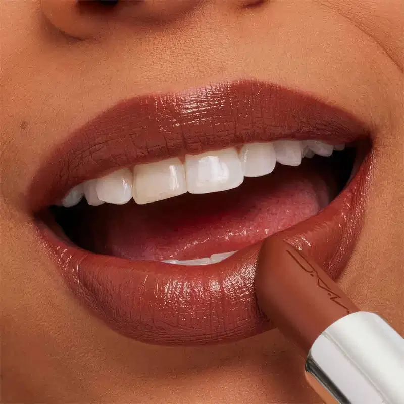 A imagem mostra uma mulher usando o batom.
