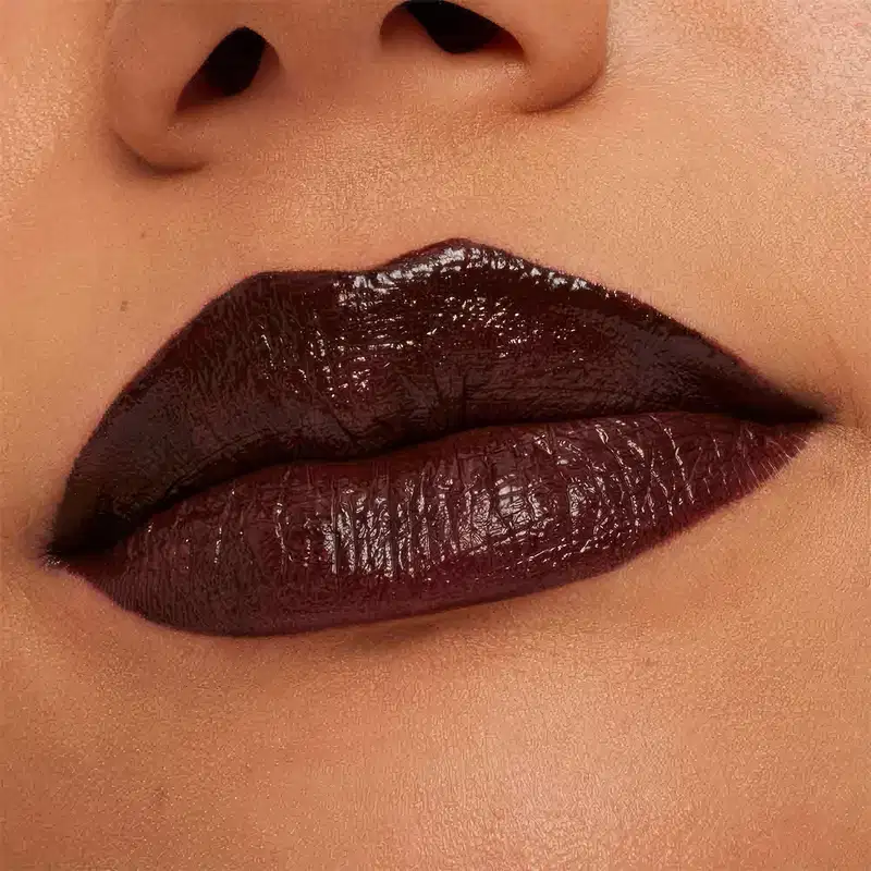 A imagem mostra a boca de uma mulher usando o batom.