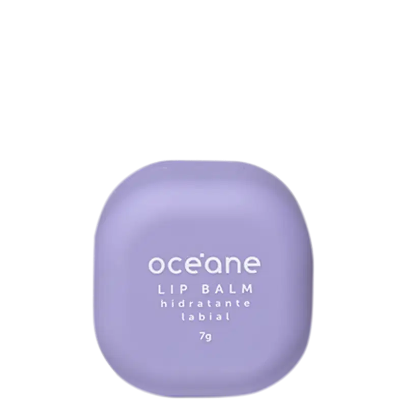 Embalagem compacta arredondada de plástico na cor lilás claro. Texto branco na superfície indica "océane LIP BALM hidratante labial" e o peso líquido de 7g. Design minimalista e clean, com foco no produto de cuidado labial hidratante.