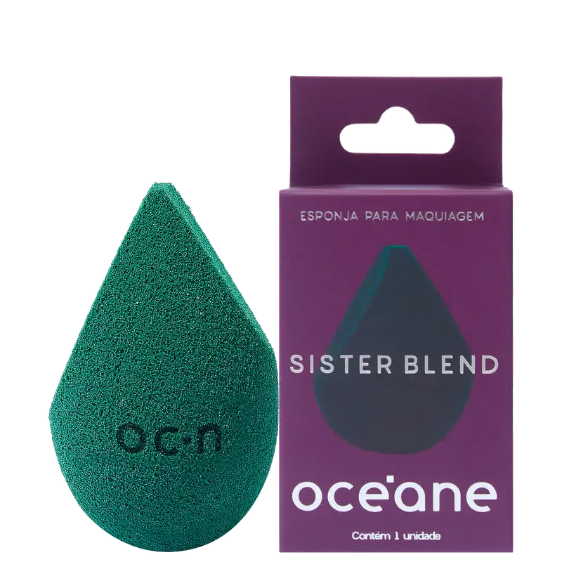 Esponja para maquiagem triangular de cor verde esmeralda brilhante. Ao lado, embalagem retangular roxa com abertura para pendurar, contendo o logotipo "Océane" e a inscrição "Sister Blend" em letras brancas.
