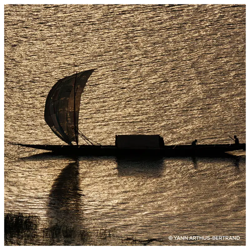 A imagem mostra um vasto mar e um barco no centro.