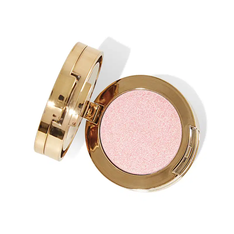 Visão de cima da cor número 2 da paleta, que tem uma cor rosa pálido com acabamento perolado. A embalagem metálica apresenta um design sofisticado e elegante.