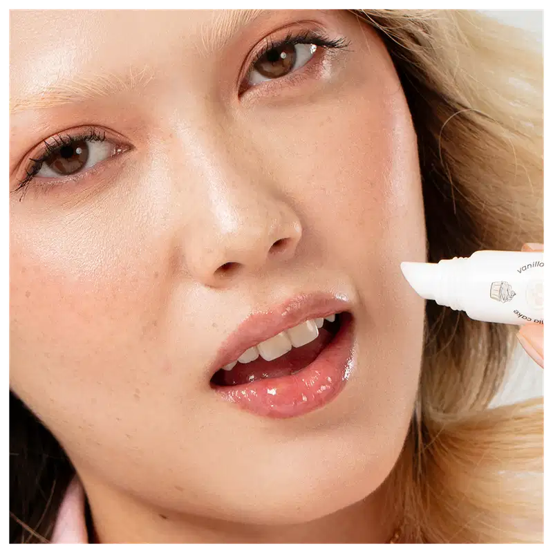 A imagem mostra uma modelo usando o produto.