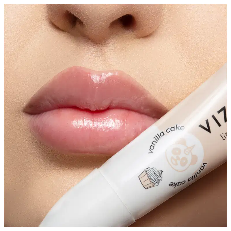 A imagem mostra um close nos lábios de uma modelo usando o balm.