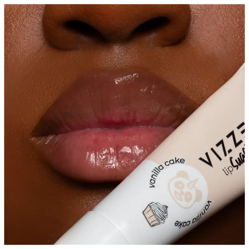 A imagem mostra um close nos lábios de uma modelo usando o balm.