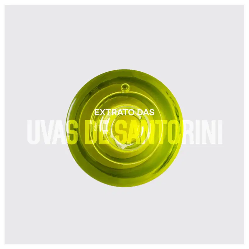 A imagem mostra a visão do frasco de cima e no centro está o texto "Extrato das Uvas de Santorini".