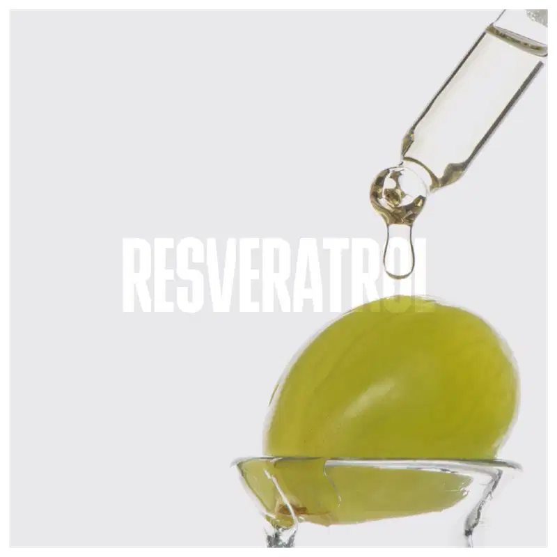 A imagem mostra um close-up mostrando o conta gotas com uma gotinha escorrendo suavemente sobre uma uva verde. No centro tem a palavra "Resveratrol" escrito em tom branco.